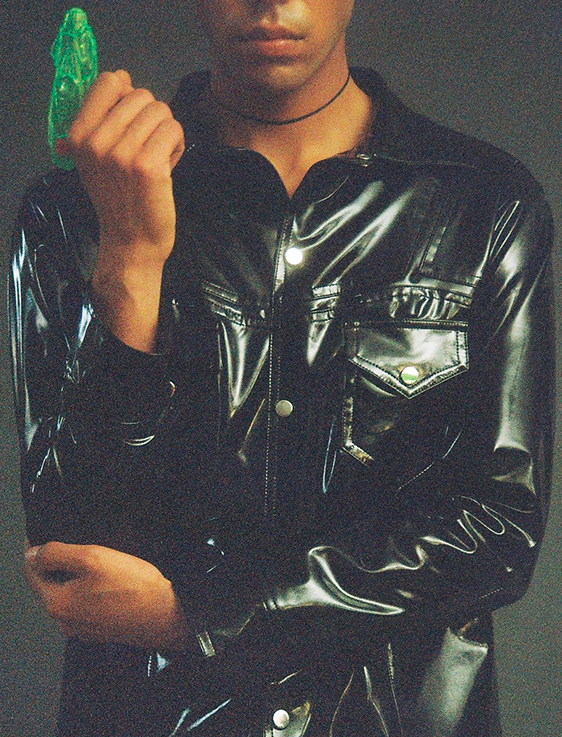 photo portrait mannequin posant en veste vinyle latex noir luxury fashion menswear